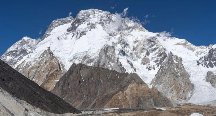 巴基斯坦雪崩第三具遗体确认系美国女登山者，无人机发现其他人员迹象，状况未明