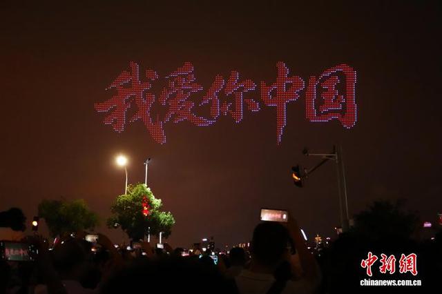 图为位于南昌红谷滩区的崛起广场，市民用镜头记录国庆之夜的绚烂景象。熊锦阳 摄