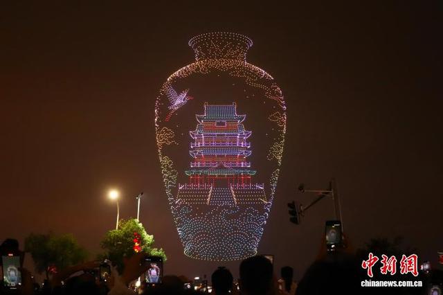 图为无人机编队在空中呈现出的“滕王阁”。 熊锦阳 摄