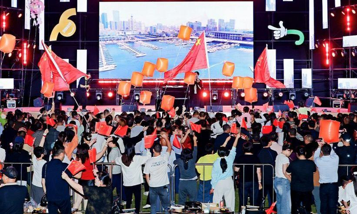 四川乐山音乐节鳌鱼夜游和无人机秀同台上演，千人同唱礼赞祖国